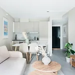 Urban - Stylish Scandinavian Gem With French Balcony Διαμέρισμα Μπέργκεν