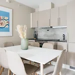 Urban - Stylish Scandinavian Gem With French Balcony Μπέργκεν